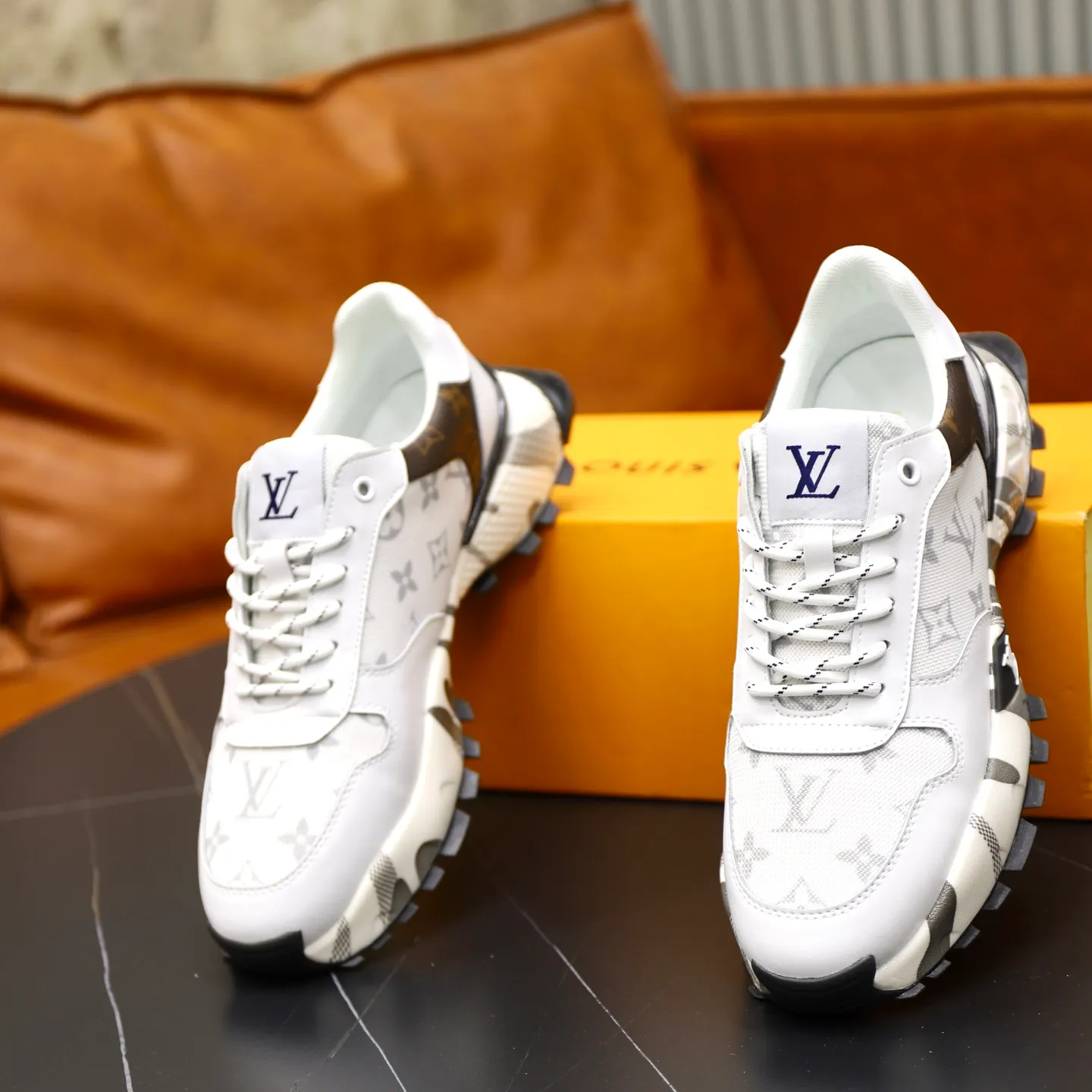 Ex-factory price: 462💰🙅‍♂️🙅‍♂️🙅‍♂️ Brand: LV Louis Vuitton Standard code: 38-44 (45 customized) Grade: Same as the official website Material: Original material spliced with brand cloth Comfortable and breathable lining Lightweight and wear-resistant sports outsole Style category: Men's fashionable casual shoes Running sneakers Distinguished luxury brand elements Top luxury Color: actual picture color